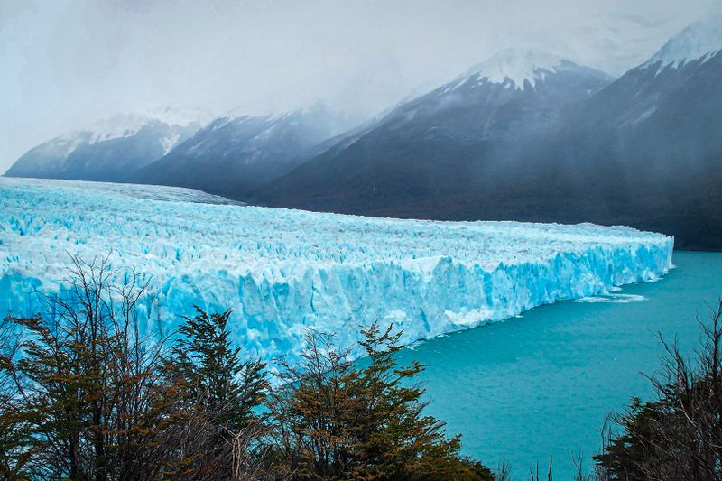 Muro azul del glaciar Perito Moreno frente al lago Argentino en El Calafate