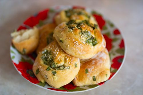 Free Delicious sesame and herb rolls on a colorful plate, perfect for a tasty snack or meal. Stock Photo
