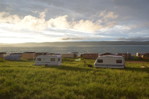 Gratis lagerfoto af Camper, camping, grønt græs