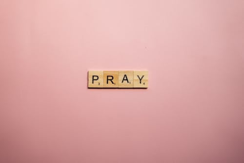 Ücretsiz dua etmek, harfler, pembe yüzey içeren Ücretsiz stok fotoğraf Stok Fotoğraflar