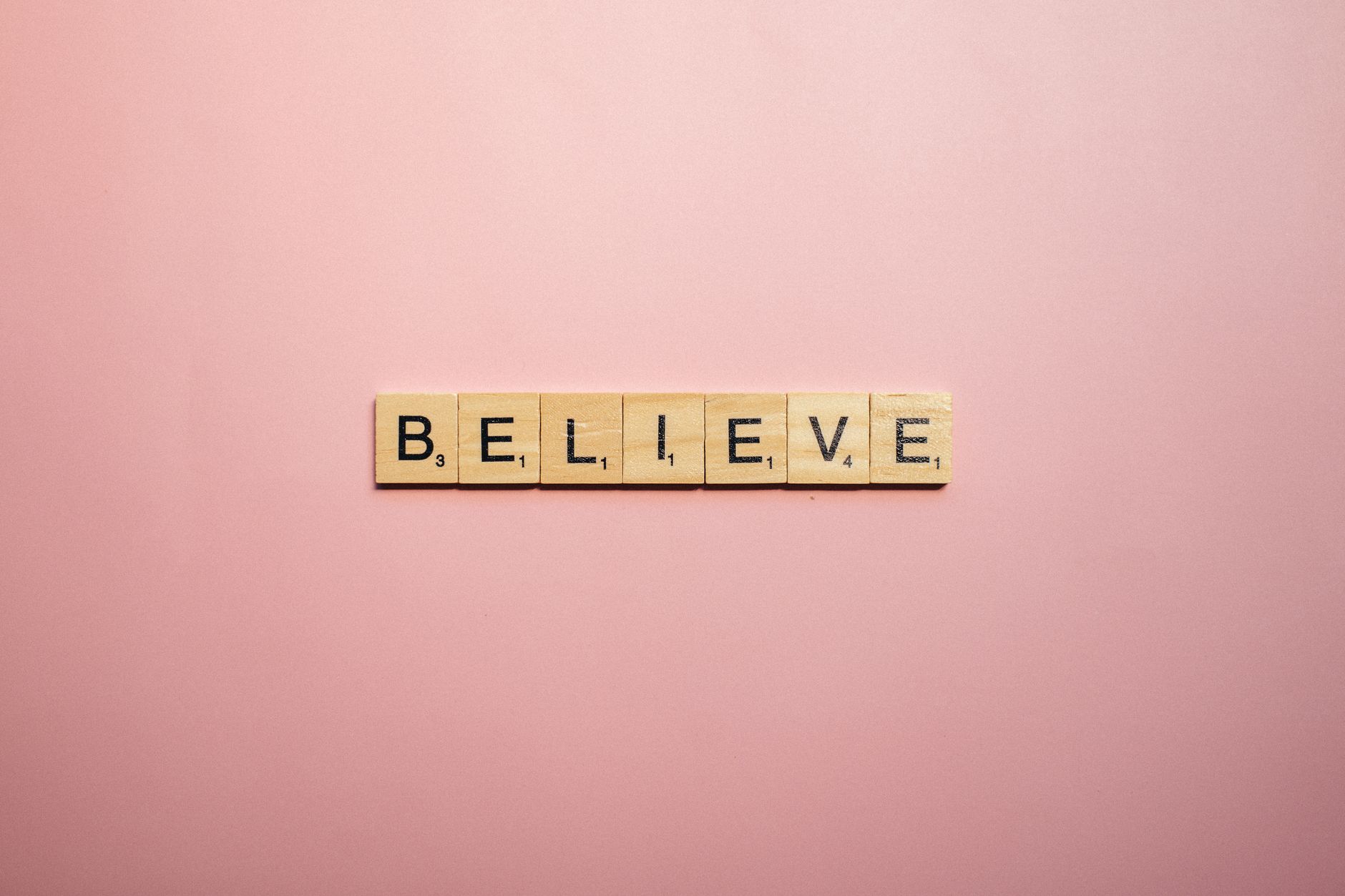 拼出 Believe 的木質字母方塊,象徵相信自己的力量