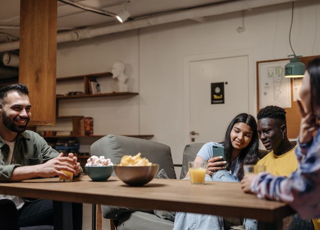Online dating: starting a conversation on a niche platform
