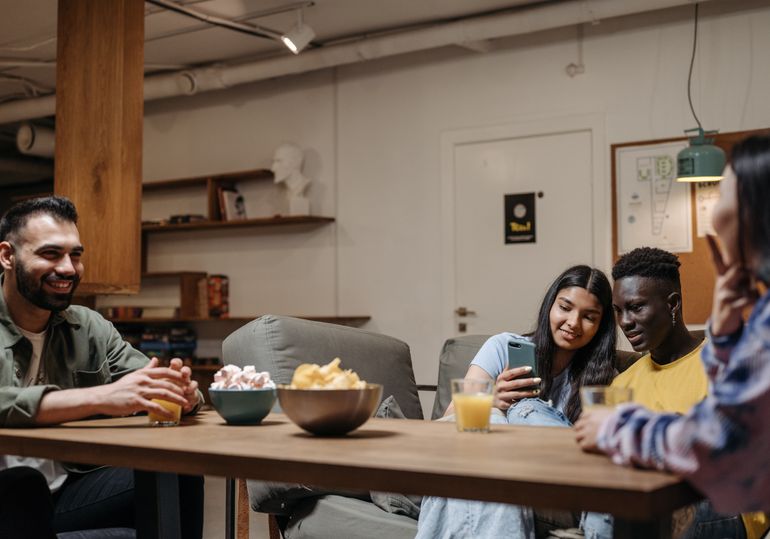 Online dating: starting a conversation on a niche platform