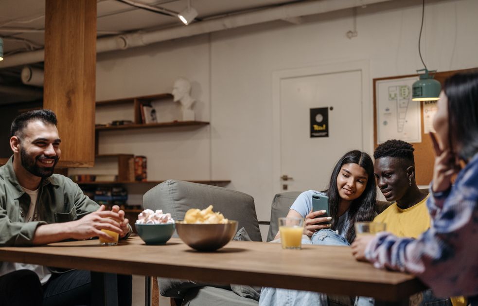 Online dating: starting a conversation on a niche platform