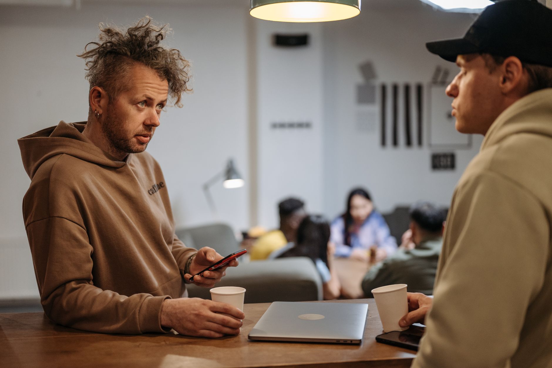 Duas pessoas conversando em inglês, praticando question tags em um café