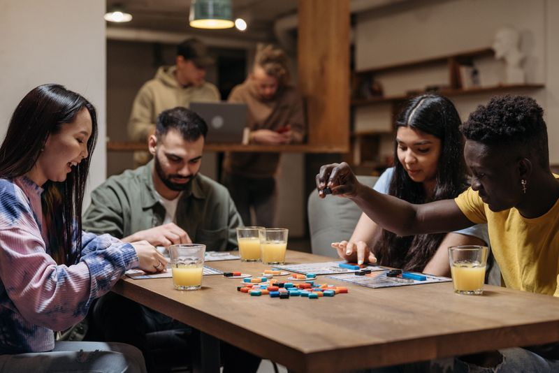 Vrienden spelen samen een spel