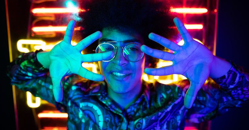 Soirée fluo, comment s’habiller pour un look qui claque sans se ruiner