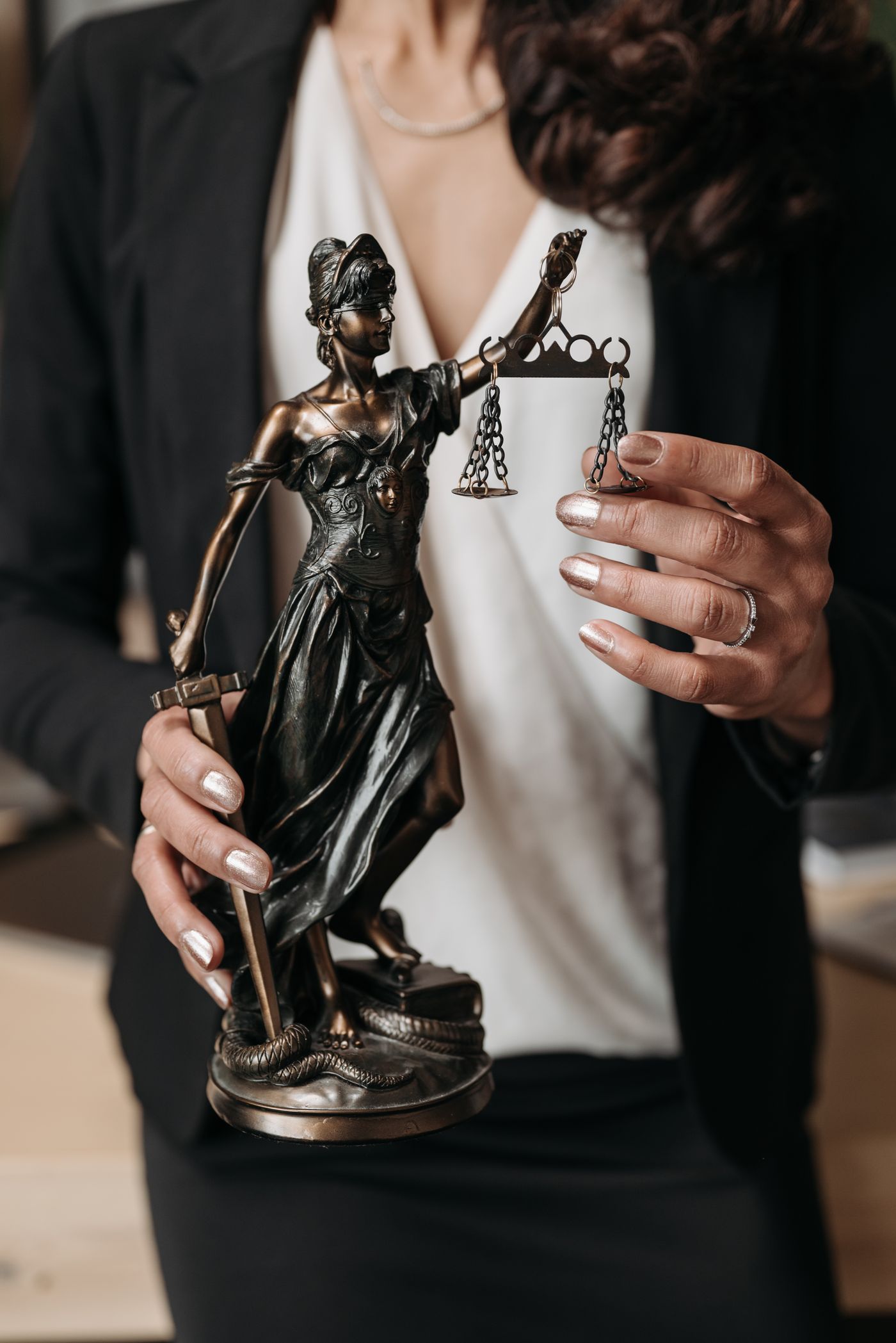 Lawyer vs Paralegal: Who Does What?