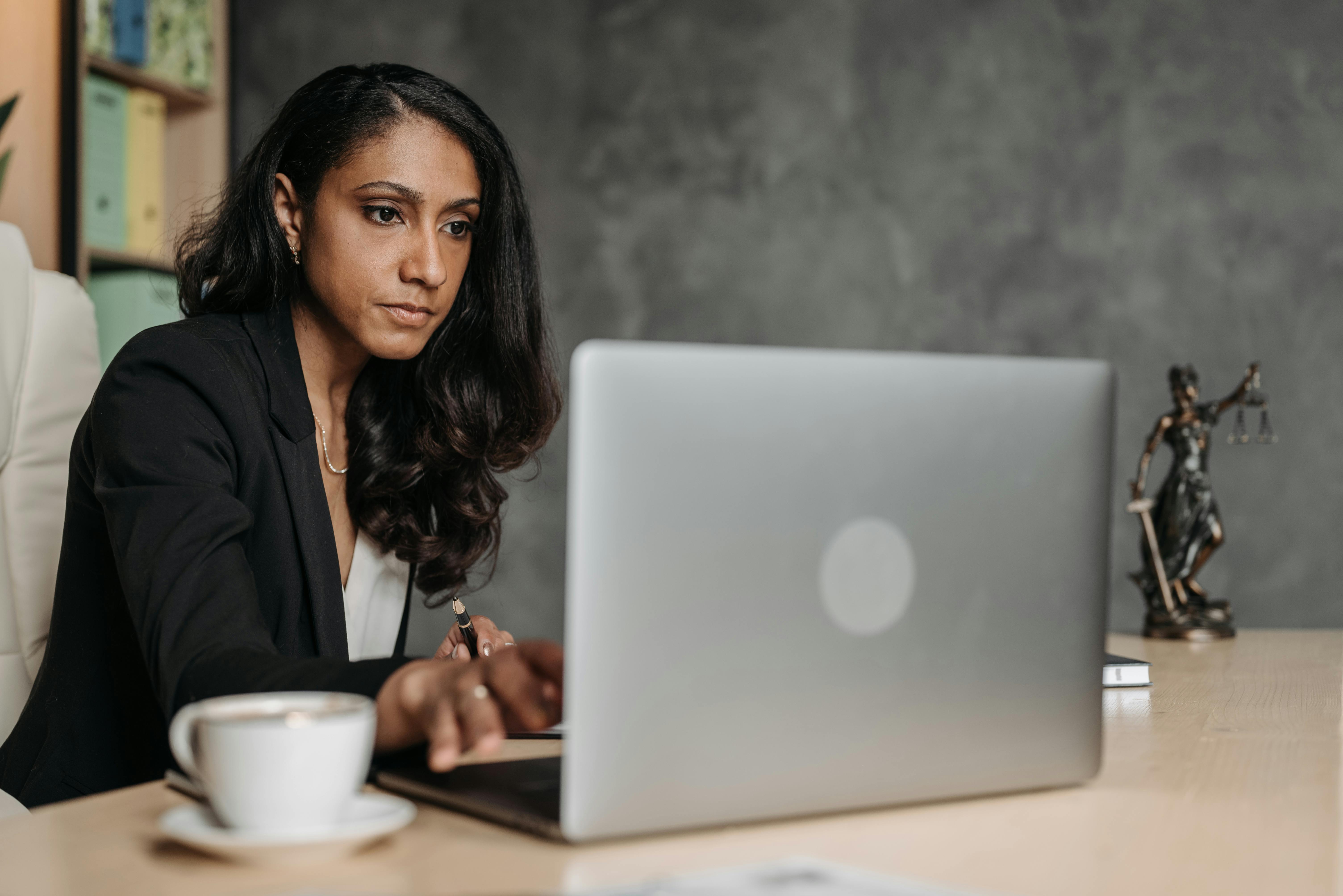 The 5 Best Online Legal Services for Startups in Europe — Photo by Pavel Danilyuk on Pexels