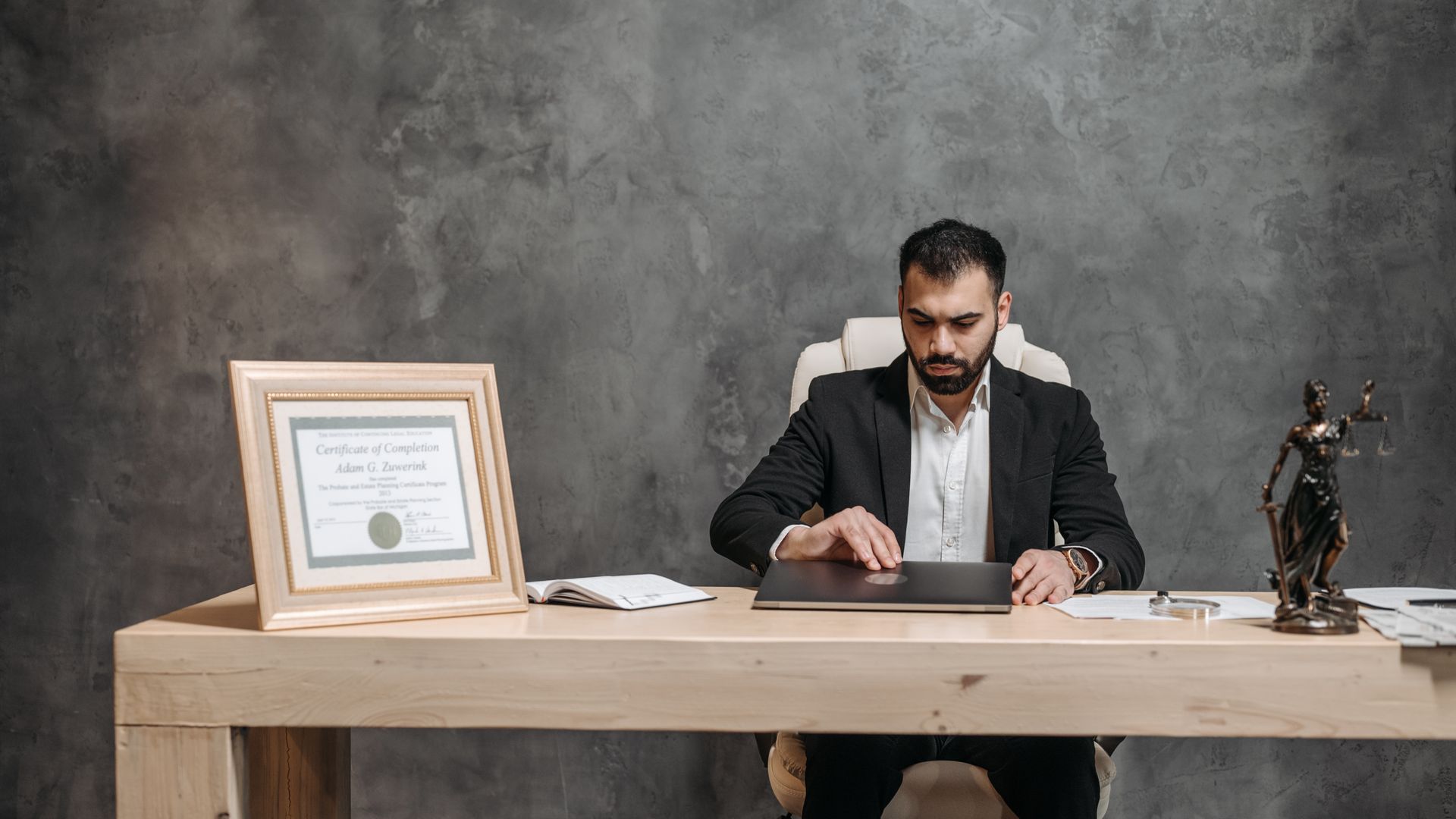 Lawyers in Nicosia: What Local Companies Charge — illustrasjonsbilde