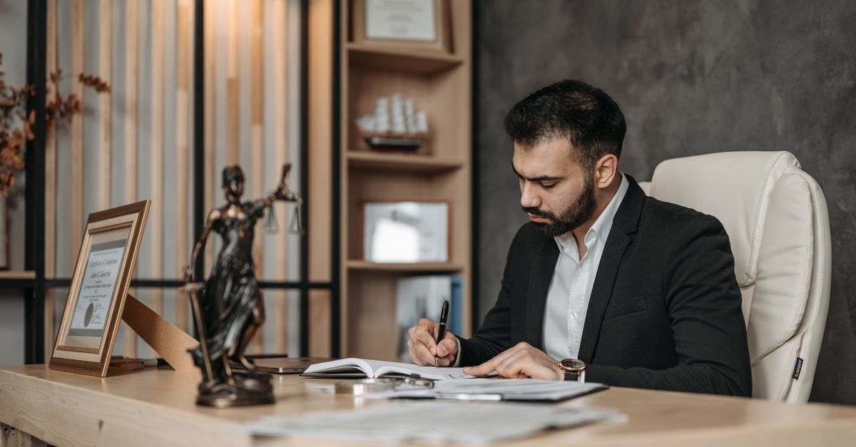 Comparativa: Abogados vs Graduados en Derecho