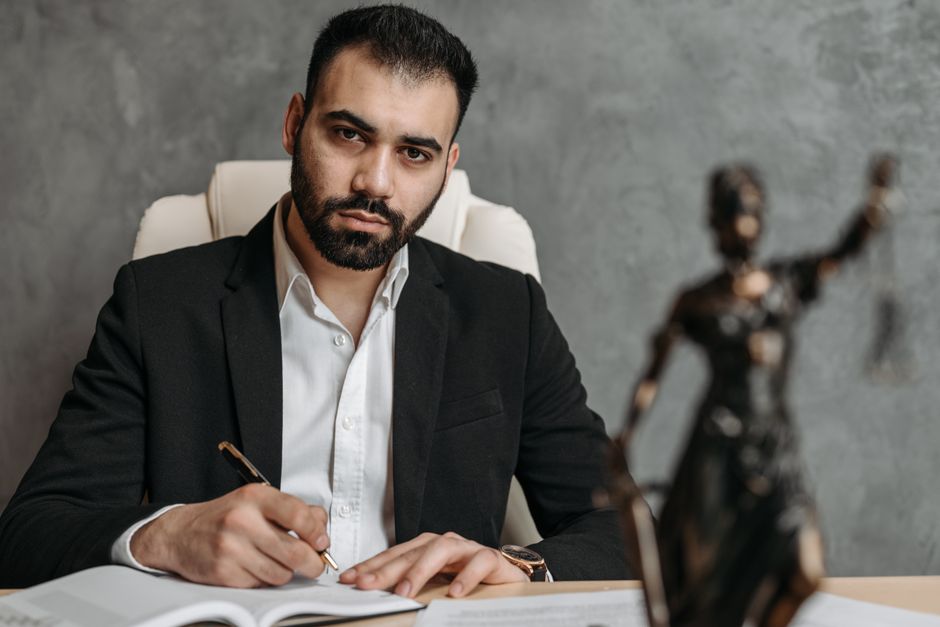 Advogado em análise jurídica de documentos, representando due diligence legal em aquisições e finanças.