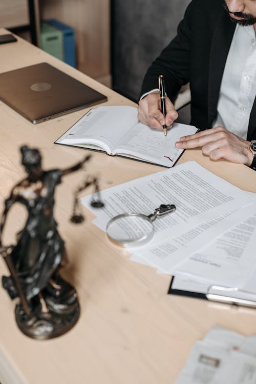 Foto profissional grátis de advogado, caderno, caneta