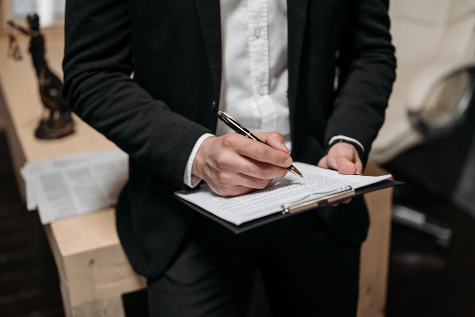 Attorney and client signing fee agreement - lawyer austin tx