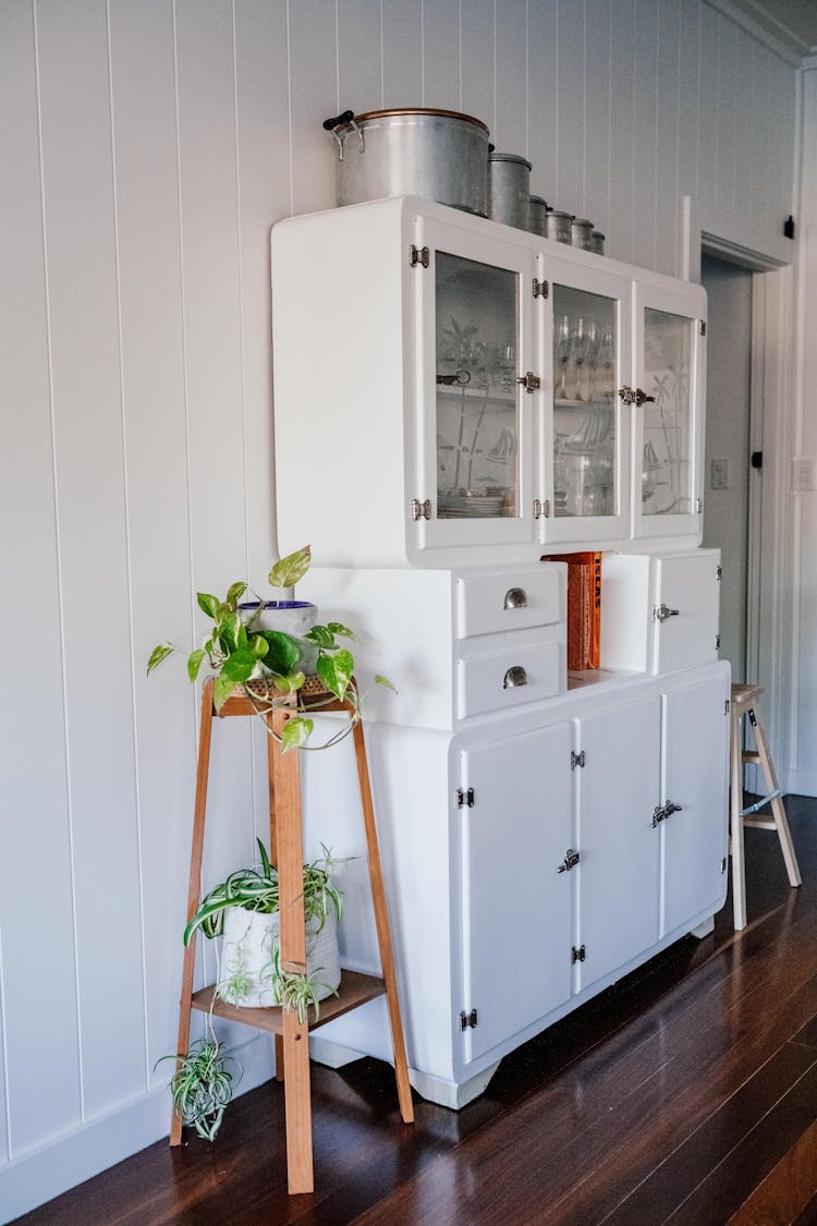 Retro White Kitchen Cabinet 