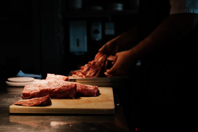 Chef professionnel découpant du porc fermier pour un fournisseur en Béarn