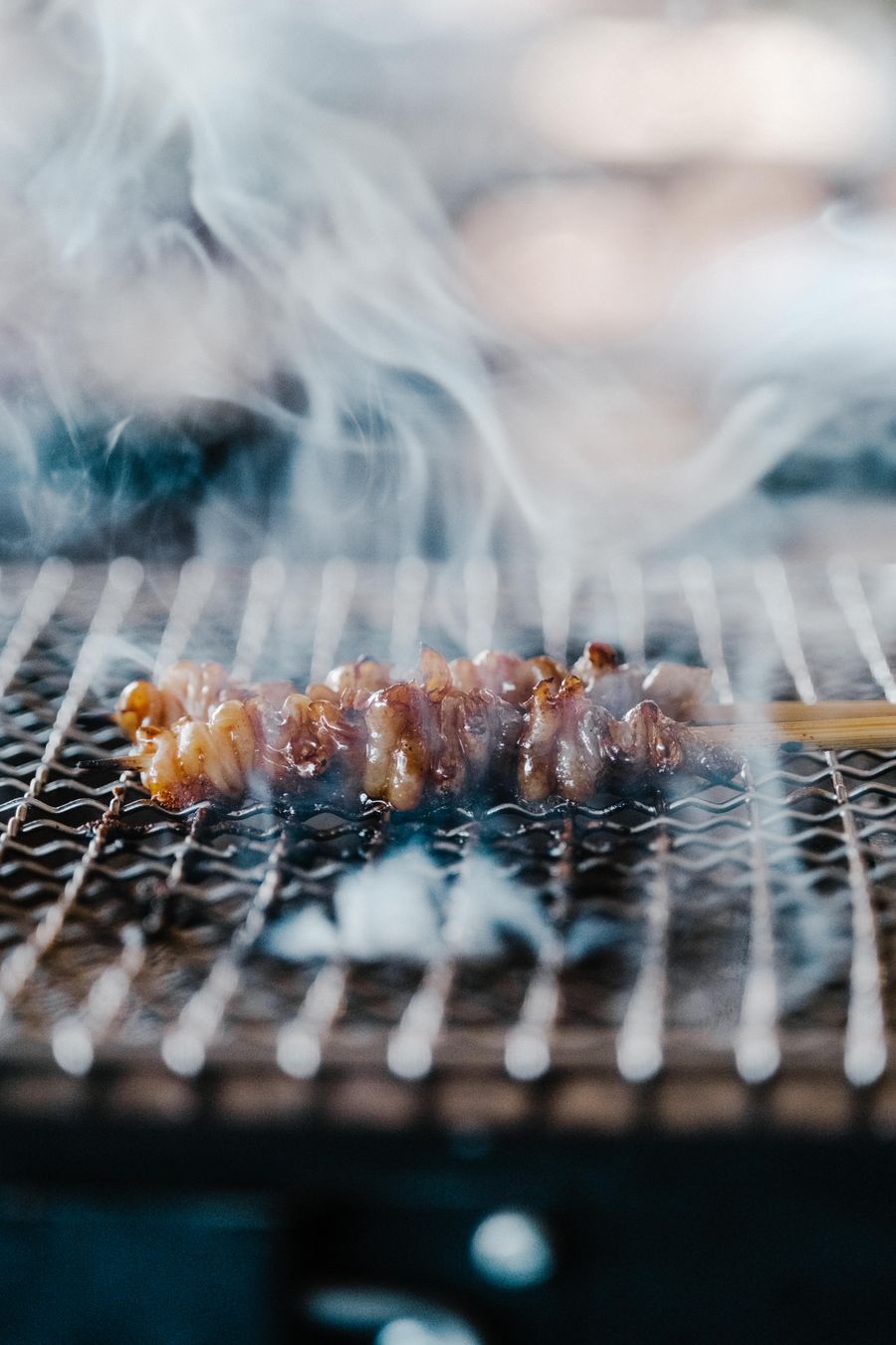 炭火で焼かれる鶏の串