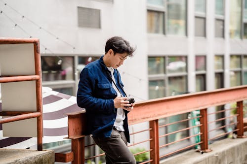 Kostenloses Stock Foto zu asiatischer mann, blaue jacke, fotograf