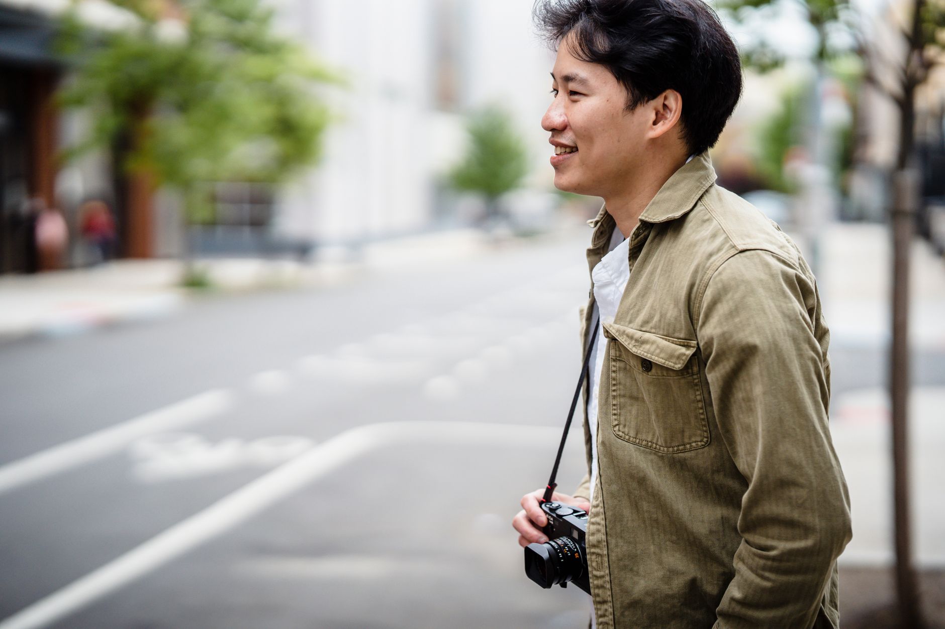 Người đàn ông Châu Á tự tin với hồ sơ LinkedIn ấn tượng.
