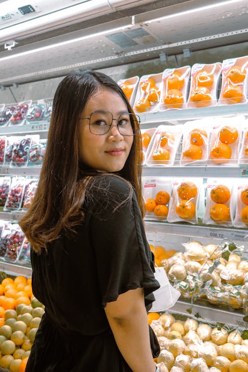 Pretty Woman Shopping Fruits