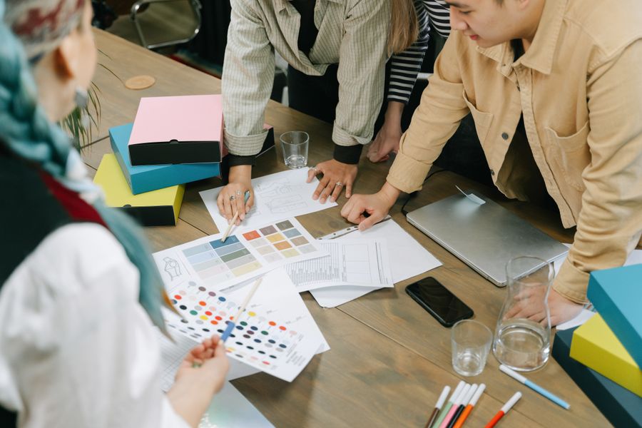 Equipo Bizar trabajando en diseño