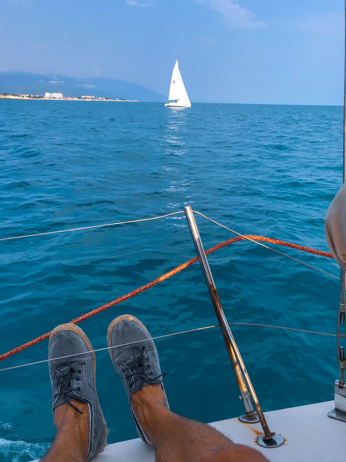 Persona mirando hacia el horizonte del mar — test vocacional sector náutico