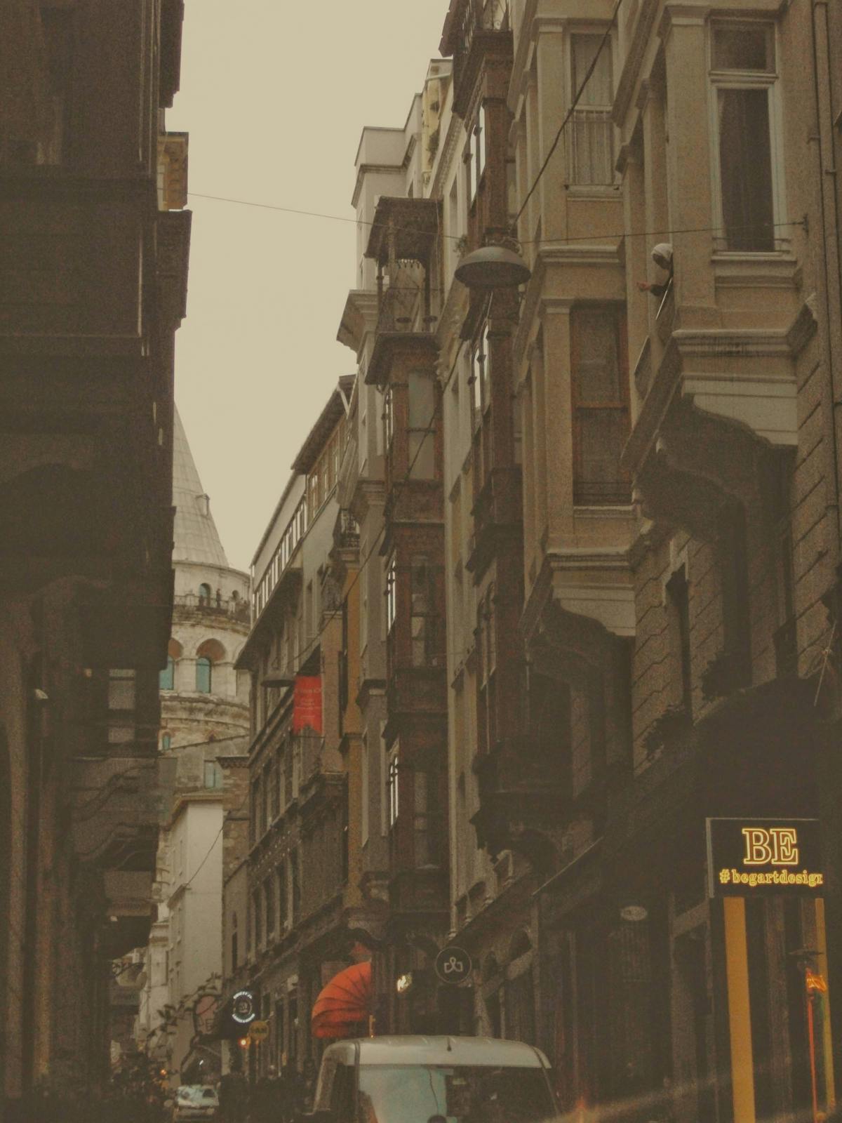 Crew filmando video en una avenida con luces de noche.
