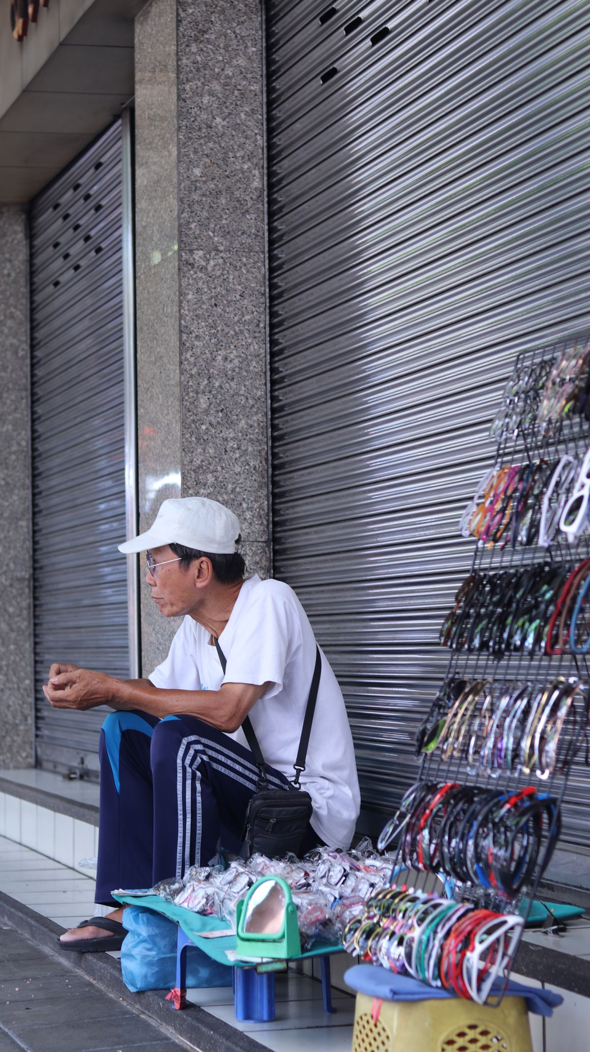 Operador escaneando código de barras para trazabilidad logística