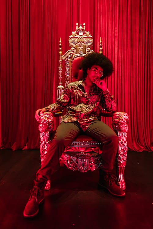 Foto profissional grátis de cabelo afro, cadeira, cortina vermelha