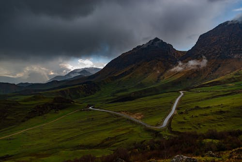 Kostenloses Stock Foto zu berge, bewölkter himmel, landschaft