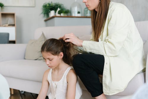 Foto profissional grátis de amarrando o cabelo, criança, em casa