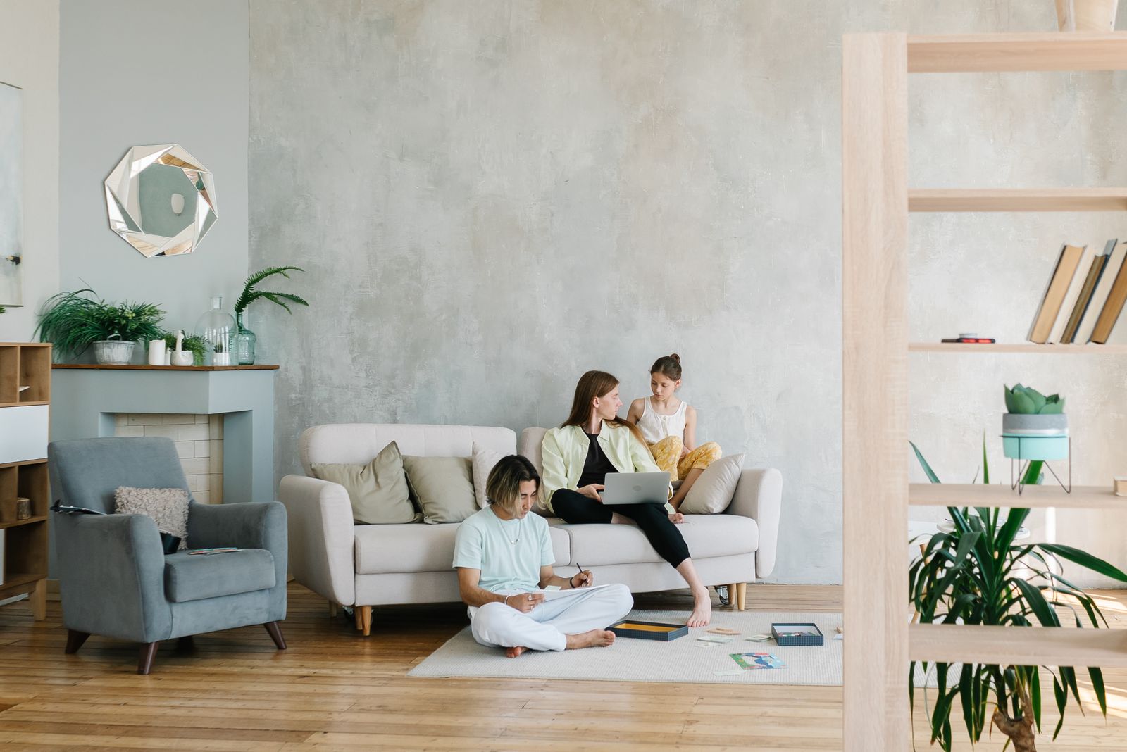 Famille connectée en Wi-Fi dans un salon lumineux grâce à une box 5G sans fibre
