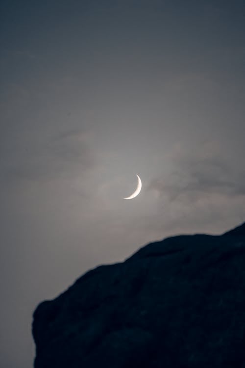 Foto de stock gratuita sobre atardecer, buenas noches, fondo de luna, fondo nocturno, luna, luna creciente, luz de la luna, noche, nubes oscuras, tarde Foto de stock gratuita sobre atardecer, buenas noches, fondo de luna, fondo nocturno, luna, luna creciente, luz de la luna, noche, nubes oscuras, tarde