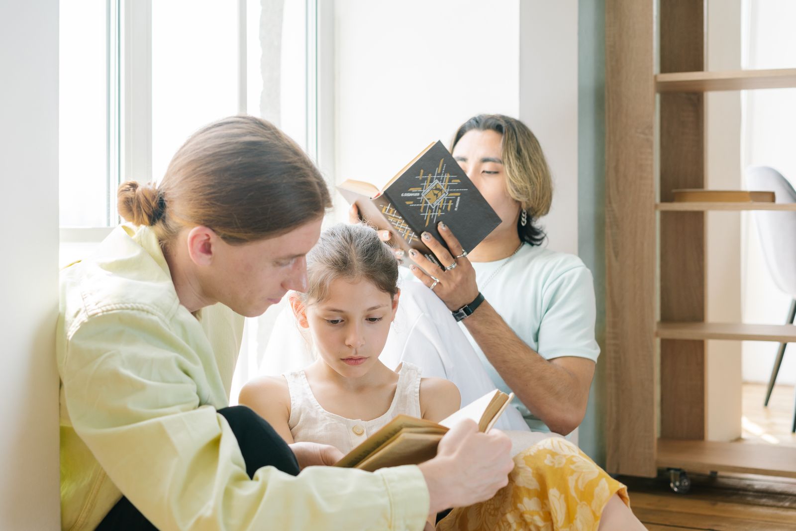 Familia compartiendo lectura y aprendizaje juntos como símbolo de formación espiritual y unidad familiar