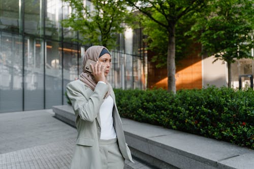 Mulher Em Trajes Corporativos Vestindo Bege Hijab Falando Em Um Telefone Celular