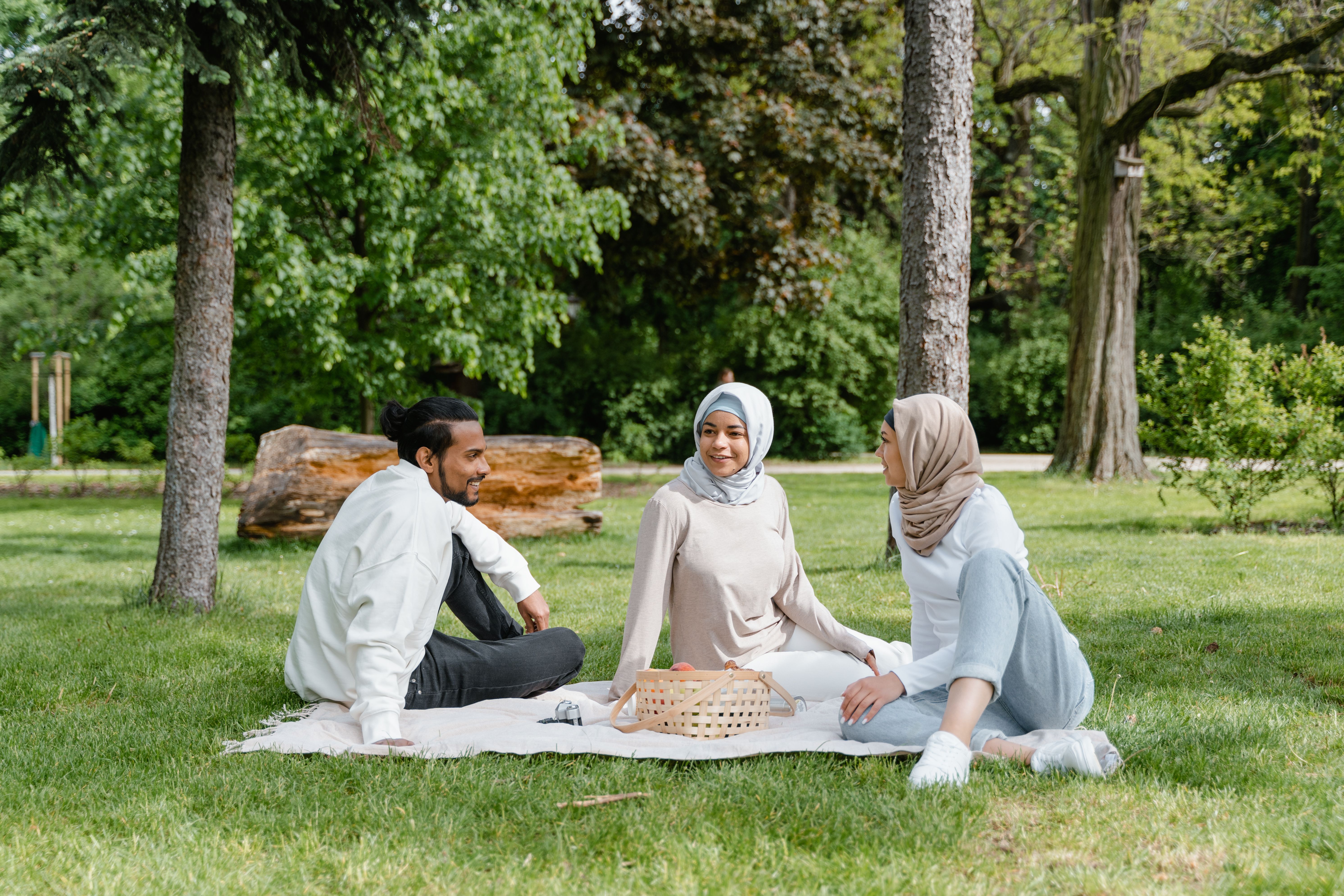 Choosing Your Circle: 7 Prophetic Qualities of a Good Friend in Islam