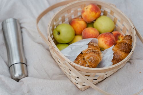 apple, büyük bardak, ekmek içeren Ücretsiz stok fotoğraf