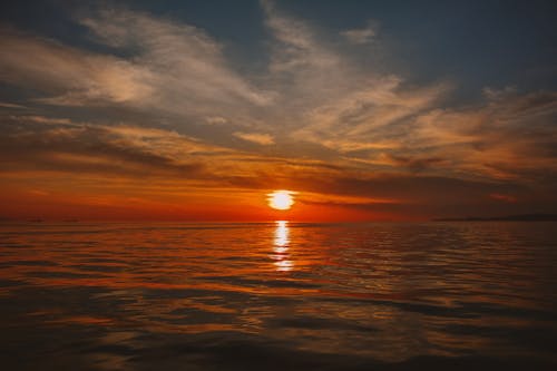 Free Scenic View of the Sunset in the Sea Stock Photo