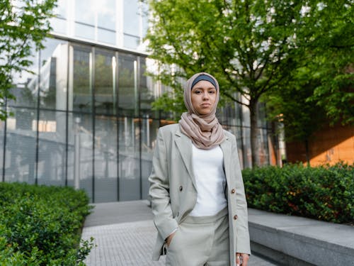 Free A Woman wearing Headscarf Stock Photo