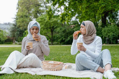 Foto stok gratis croissant, duduk, gelas kertas