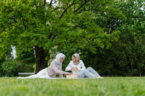 Kostnadsfria Kostnadsfri bild av gräs, hijab, kvinnor Stock foto
