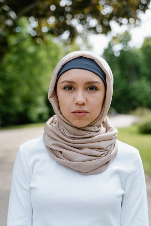 Free A Hijab Woman Looking at the Camera Stock Photo