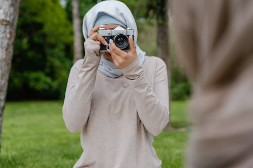 Kostnadsfri bild av håller, hijab, kamera