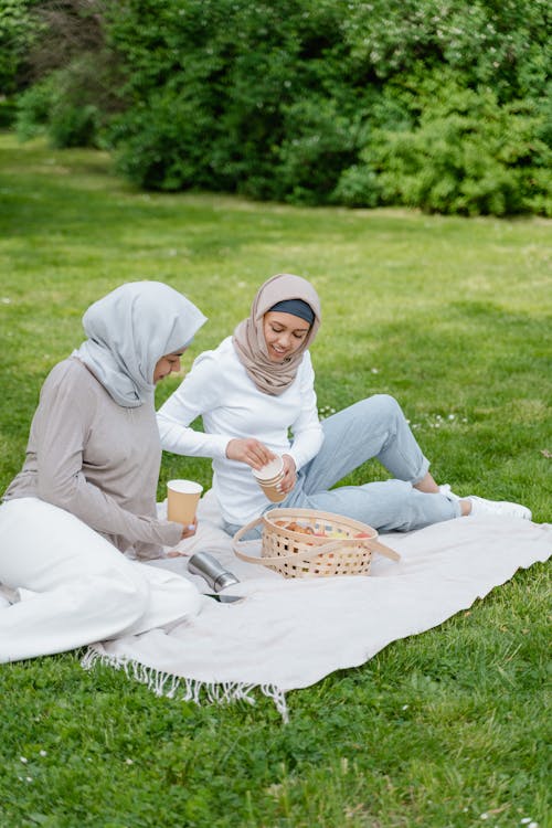 Kostnadsfri bild av bindningstid, hijab, konversation