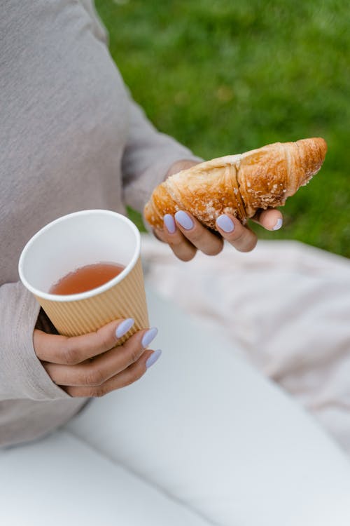 Gratis lagerfoto af brød, drink, hænder