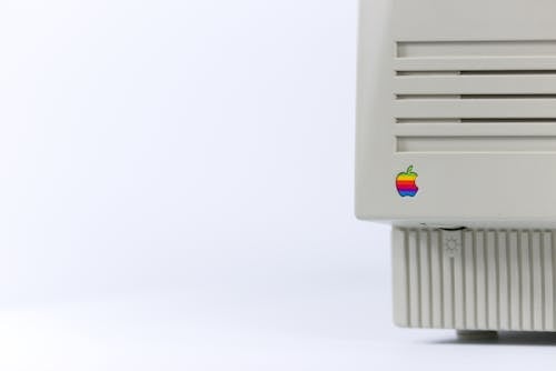 Perangkat Abu Abu Dengan Logo Apple Di Permukaan Putih