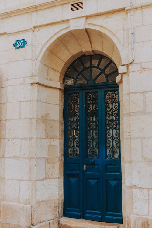 Foto profissional grátis de arcada, frente, porta azul