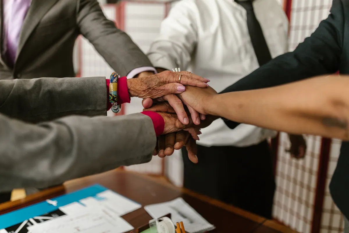 Como o team building fortalece a confiança na equipe?