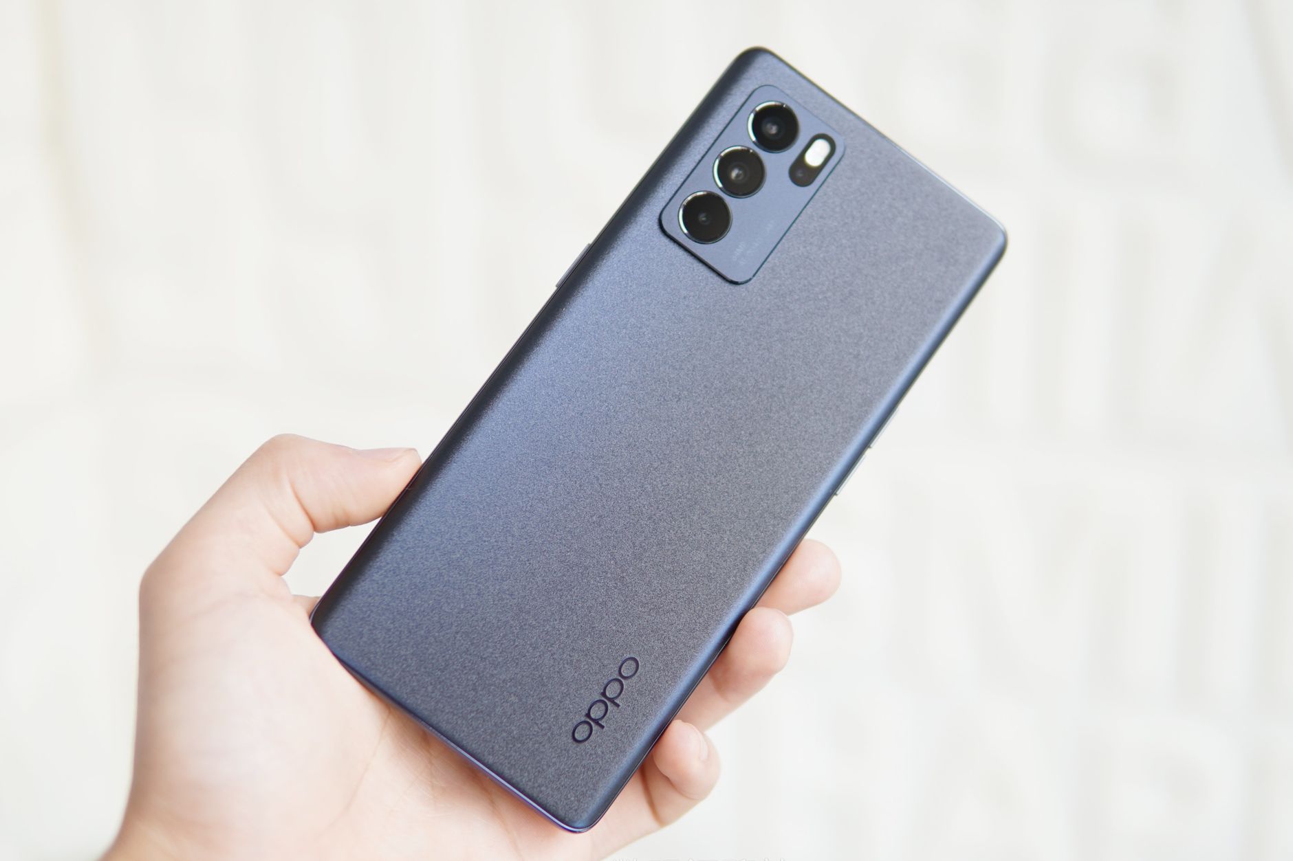 ASUS Zenfone 11 評測:小尺寸旗艦的取捨 (ASUS Zenfone 11 评测:小尺寸旗舰的取舍) Close-up of a modern smartphone held in a hand showing sleek design