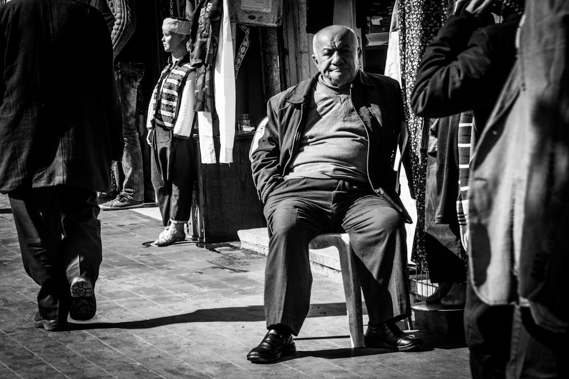 Foto d'estoc gratuïta de àrab, foto de carrer, home de la tercera edat